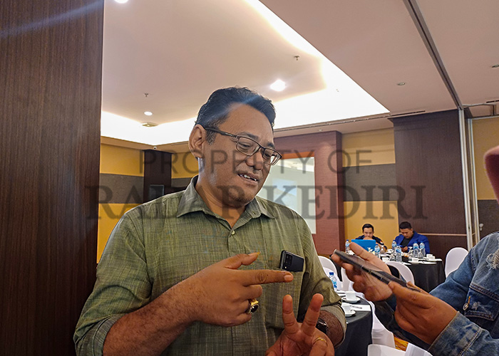 PANTAU COKLIT: Ketua Bawaslu Kota Kediri Yudi Agung beri keterangan.