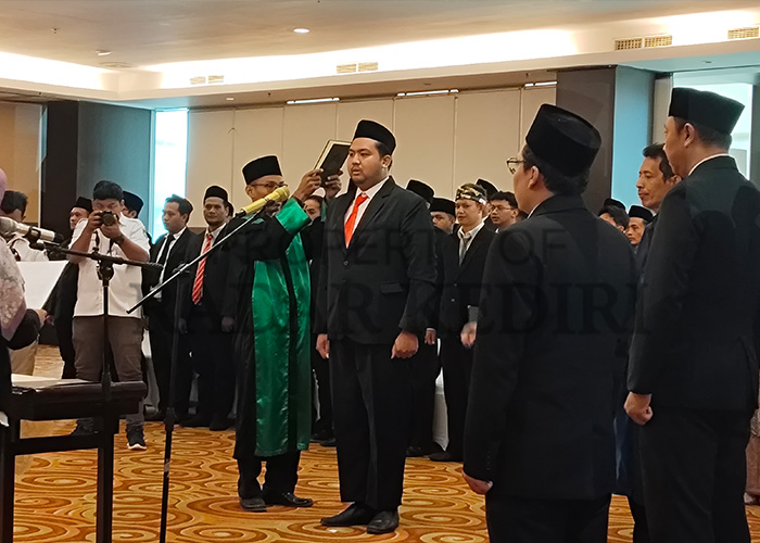 BERSUMPAH: Ratusan anggota Panitia Pemilih Kecamatan (PPK) saat dilantik pada Kamis (16/5). Bawaslu menemukan satu anggota PPK aktif sebagai anggota partai politik.
