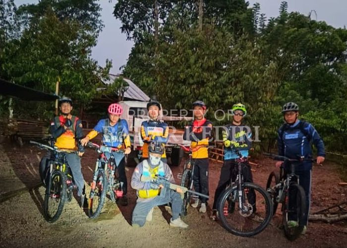 MENANTANG: Anggota Klub Pesepeda Pergalau RSUD Gambiran bersiap melakukan riding selepas Maghrib.  Mereka memilih rute di pegunungan untuk memacu adrenalin di malam hari.
