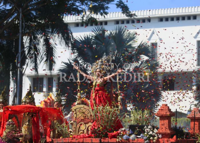 GLAMOUR: Kontingen PT Gudang Garam Tbk yang tampil dalam Pawai Mobil Bunga dan Parade Budaya Surabaya Vaganza 2024.