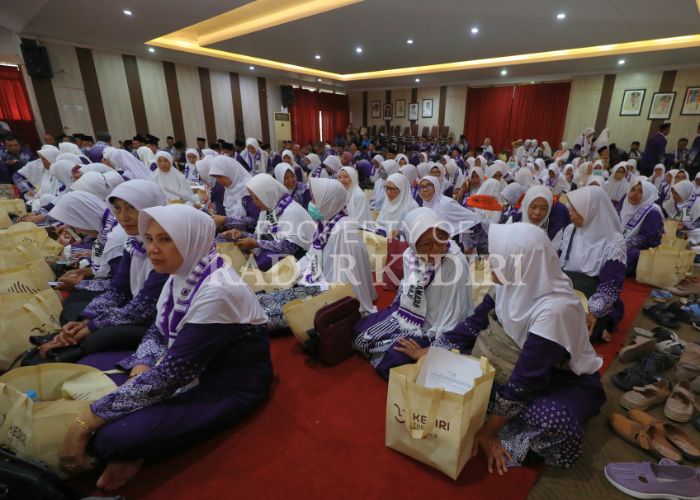 PELEPASAN: Ratusan jemaah haji Kota Kediri mengikuti pembelakan di ruang Joyoboyo Pemkot Kediri kemarin.
