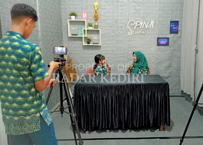 TAPING: Siswa SMPN 6 Kediri Kota Kediri melakukan proses rekaman salah satu episode podcast mereka.