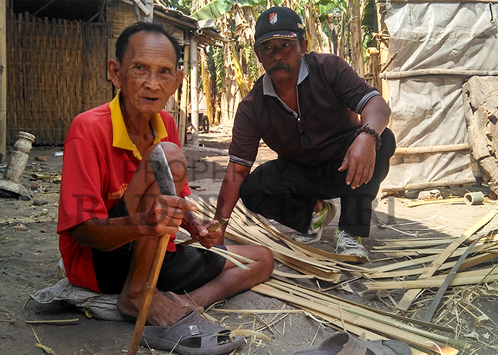 Ahmad (kiri) dan Hartoyo, anaknya kompak menjadi perajin gerabah sejak puluhan tahun lalu.
