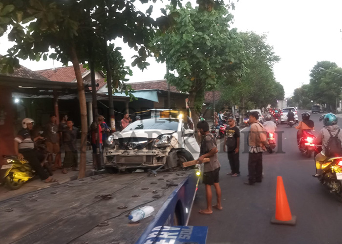 : Honda Brio ringsek setelah menabrak 3 motor matic.