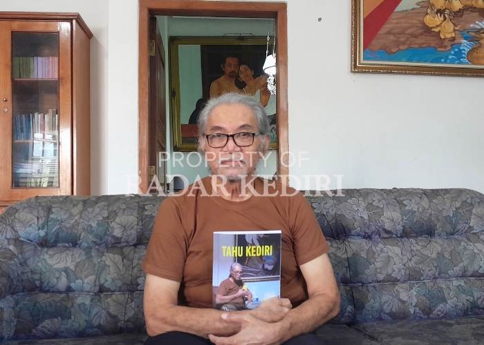 TELATEN: dr Pramushinto menunjukkan buku Tahu Kediri yang bercerita tentang petuah diri.