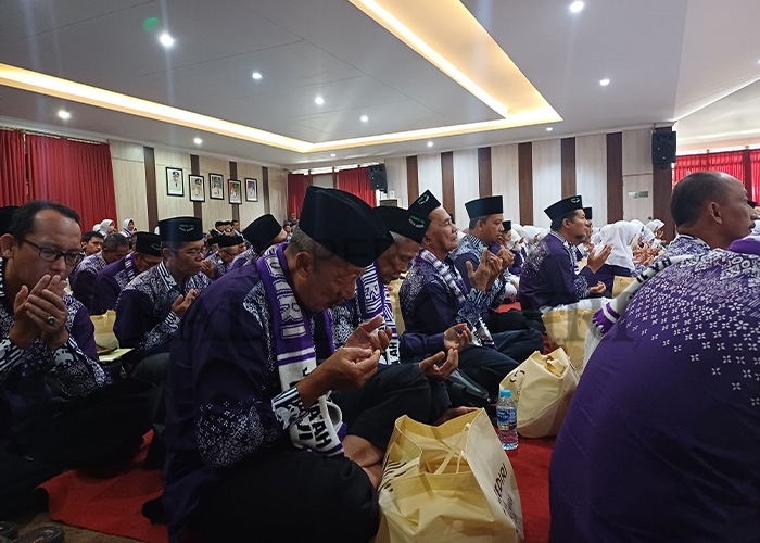 :Ratusan calon jemaah haji berdoa di Ruang Jayabaya Balai Kota Kediri kemarin.
