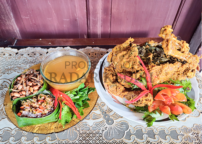 KAYA REMPAH: Ayam Betutu disajikan dengan sambal matah yang segar. Perpaduannya sukses menggoyang lidah.