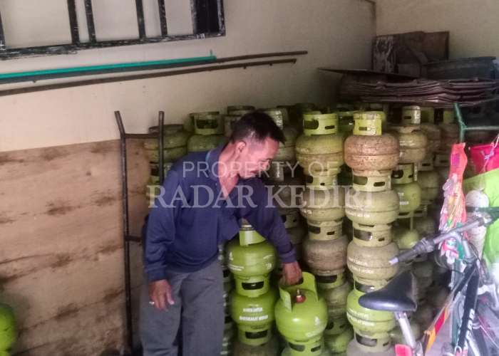 MULAI LANGKA: Penjual gas elpiji 3kg menyusun tabung gas.