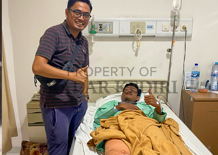 Rendy berfoto bersama Alfian usai menjalani operasi cedera lutut yang dideritanya.