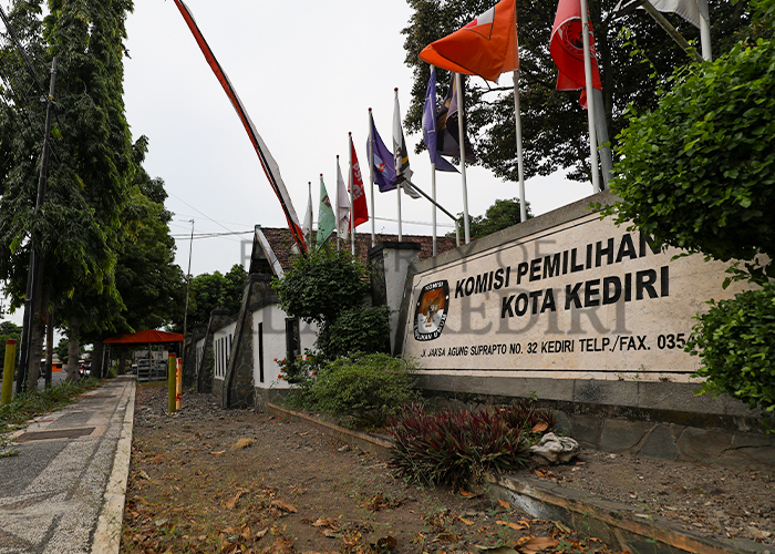SEPULUH BESAR: Bendera partai politik berkibar di kantor KPU Kota Kediri. Tahapan seleksi komisioner KPU Kota Kediri menunggu uji kelayakan dari KPU RI.