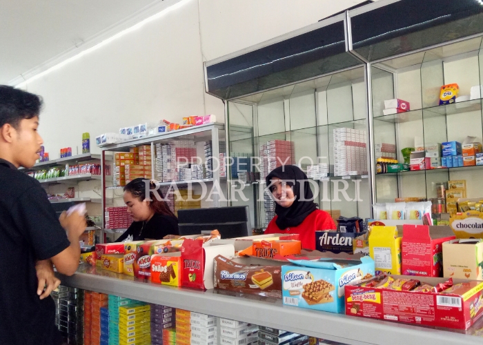 BUKA 24 JAM: Karyawan Madura Mart di Kota Kediri berbincang dan tersenyum ramah kepada pembeli. Pedagang memilih tempat yang ramai untuk menghindari adanya tindak kejahatan.