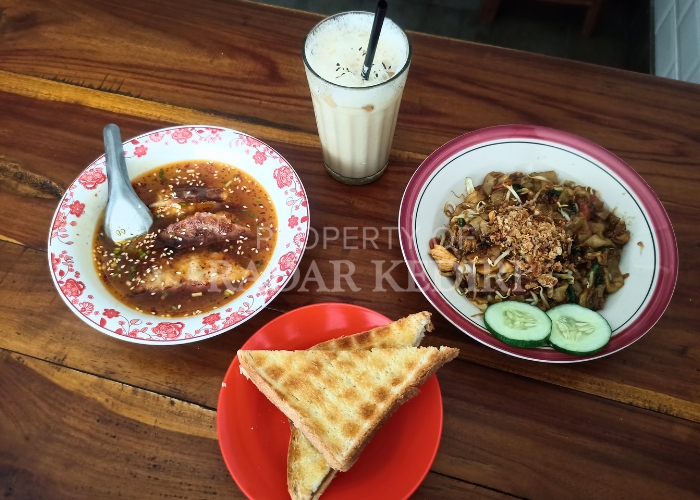 TREN BARU: Penjual Kopi Tiam sedang memasak di Kedai. Kedai ini menyajikan menu sarapan ala Negara Malaysia dan Singapura.