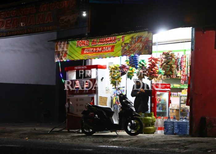 24 JAM NONSTOP: Pemilik toko Madura di Jl Urip Sumoharjo Kota Kediri melayani pembeli sekitar pukul 21.30 (24/5). Toko dengan konsep serupa menjamur di Kediri Raya.