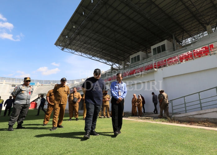 CEK KESIAPAN: Bupati Hanindhito Himawan Pramana (kaus hitam) memeriksa kondisi Stadion Gelora Daha Jayati yang realisasi fisiknya mencapai 70 persen. September nanti, proyek yang akan dilanjutkan oleh