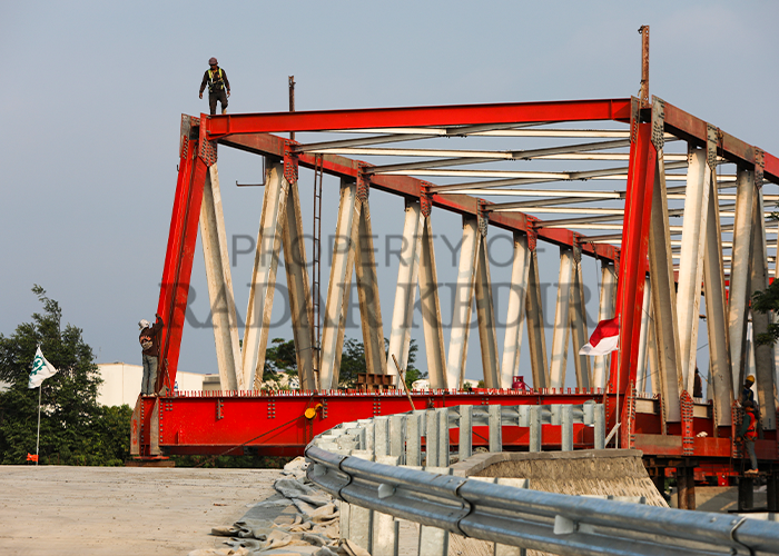 KEJAR DEADLINE: Pekerja menuntaskan pemasangan rangka Jembatan Jongbiru. Setelah gelagar tersambung, jembatan yang rusak sejak 2017 lalu itu bisa beroperasi mulai awal Juli nanti.