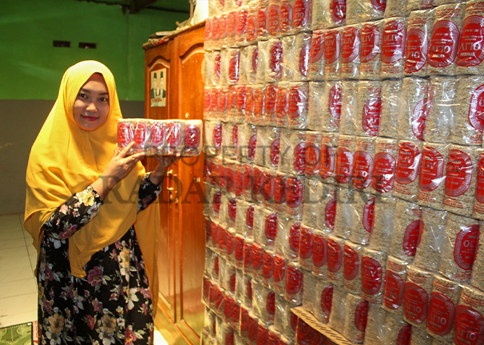Kreasi roti wijen menjadi salah satu produk unggulan dari Desa Bangsongan, Kecamatan Kayenkidul.