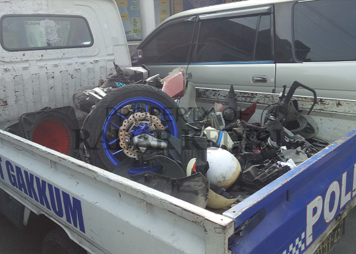 Anggota Satlantas mengamankan motor Honda ADV yang terlibat kecelakaan di Desa Ploso kemarin.