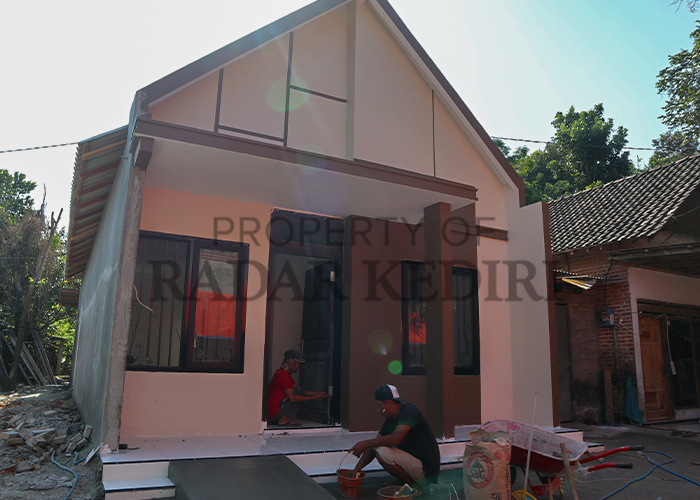 Rehab rumah Aditya di Desa Tirukidul, Kecamatan Gurah yang dilakukan selama dua minggu terakhir hampir selesai