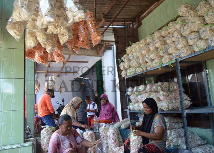 Emak-emak di Desa Cerme, Kecamatan Grogol mengemas kerupuk upil menjadi produk andalan desa.