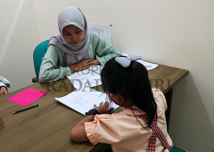 Psikolog IAIN Kediri membimbing anak di psikotes kemarin
