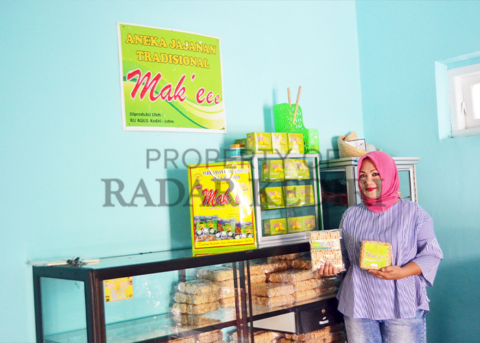 Kusyina memperlihatkan jenang buatannya. Resep untuk membuat ini warisan dari nenek buyutnya.