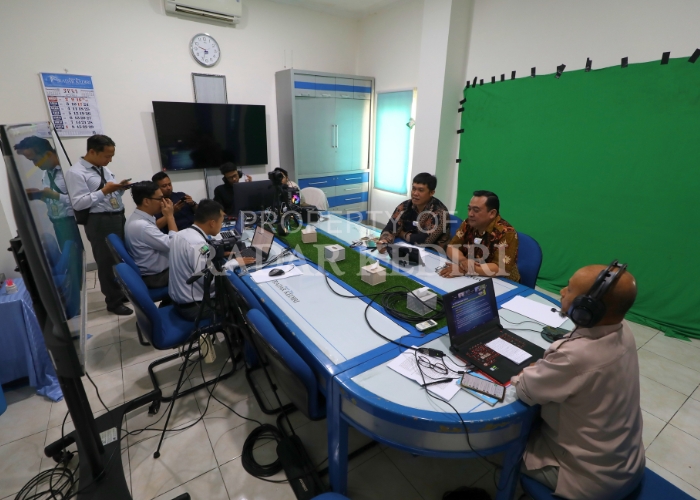 BEBER TEKNIS: Panitia Kompetisi Akademik JP Radar Kediri dan Neutron Yogyakarta menggelar zoom meeting membahas teknis lomba.