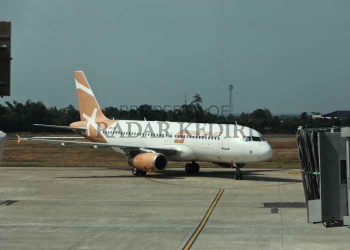 RUTE BARU: Pesawat Airbus A320 Super Air Jet rute Balikpapan-Kediri mendarat sekitar pukul 13.45 di Bandara Dhoho kemarin.