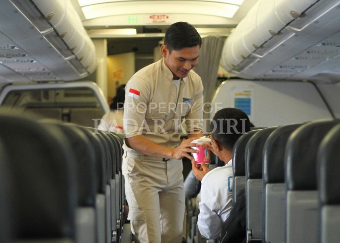 Pramugara Super Air Jet menyapa penumpang yang mengikuti penerbangan ke Balikpapan.