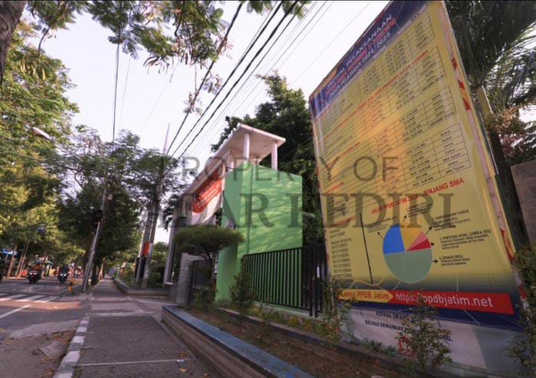 SIAP-SIAP: Baliho PPDB di depan SMAN 7 Kota Kediri.