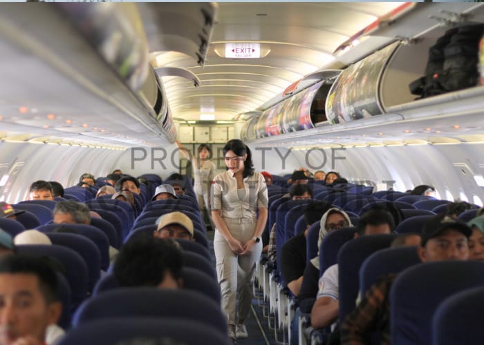 RAMAI: Kru penerbangan Super Air Jet memeriksa penumpang sebelum penerbangan dari Balikpapan ke Kediri.