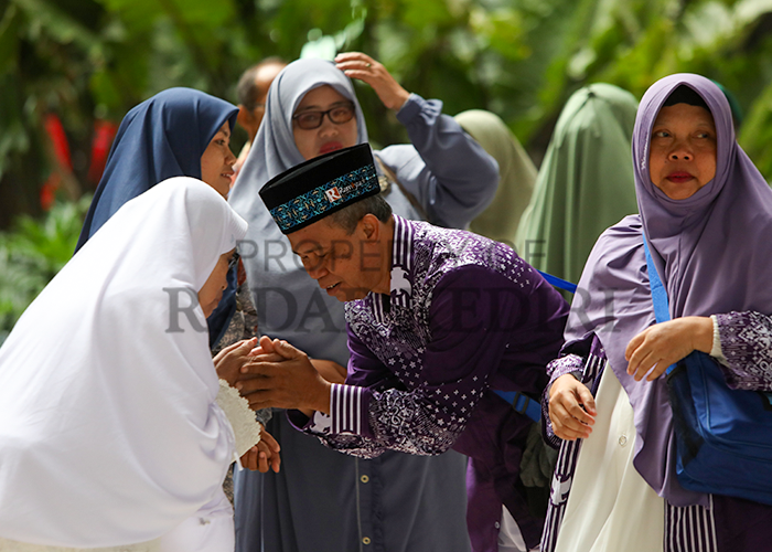 Jemaah haji plus Rameyza Tour and Travel berpamitan dengan keluarganya ketika hendak bertolak dari Bandara Internasional Dhoho kemarin.