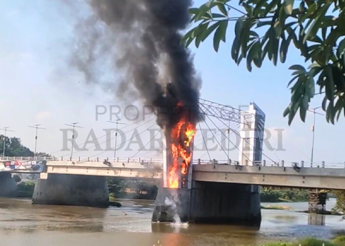 Jembatan Brawijaya Kota Kediri Terbakar