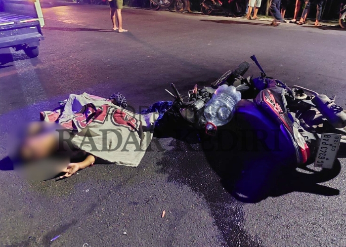 KURANG HATI-HATI: Salah satu korban kecelakaan tergeletak di Jalan Raya Desa Tulungrejo, Kecamatan Pare.
