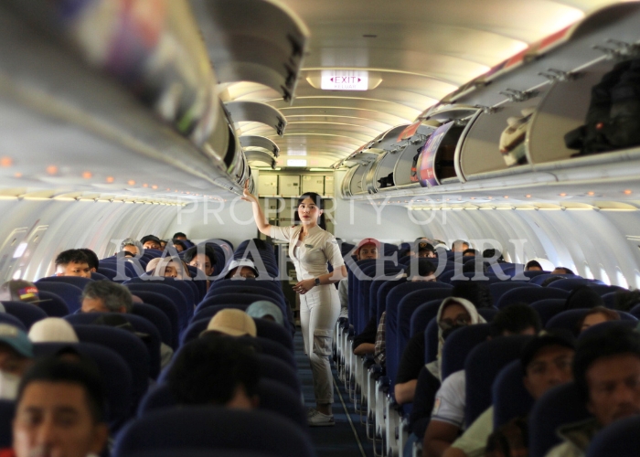 SIGAP: Pramugari Super Air Jet menata barang bawaan milik penumpang yang terbang dari Balikpapan menuju Kediri pada Sabtu (8/6) siang.