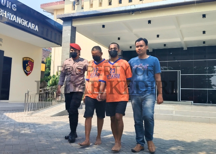 DIBUI: Petugas menggelandang dua tersangka ke sel tahanan Polres Kediri. Sebelumnya polisi sempat mengamankan puluhan orang yang ada di lokasi judi biliard di Plosolor, Plosoklaten.