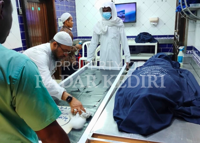 DUKA MENDALAM: Petugas mengurus jenazah Utari Hari Mukti, 63, warga Dusun Baran, Desa Maesan, Kecamatan Mojo yang meninggal lantaran tensi rendah.