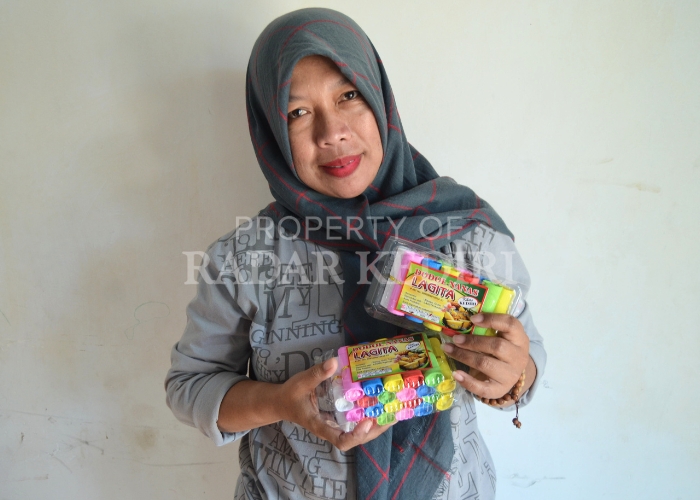 PRODUK UNGGULAN: Karnia menunjukan dodol hasil olahannya yang terbuat dari nanas Ngancar.
