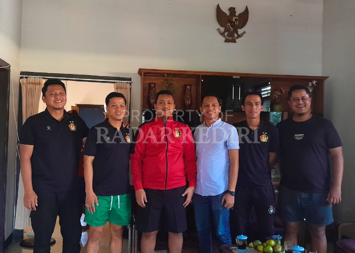 PUPUK ASA: Alfian Agung Prasetya (jaket merah) bersama para pemain dan official Persik Kediri, Kamis (6/6) lalu.