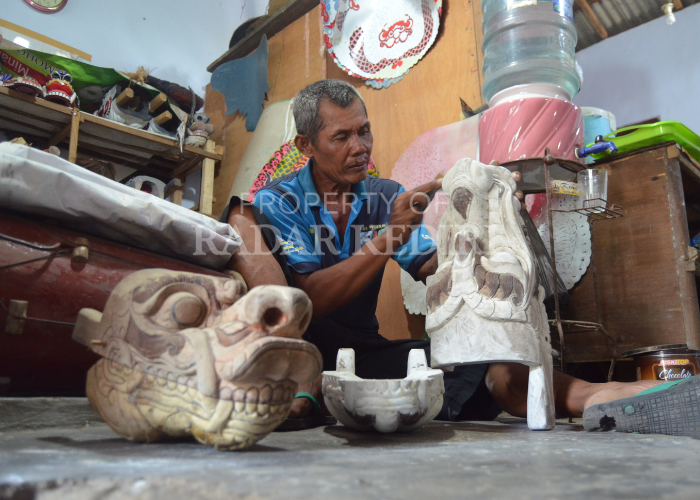 Dengan berbekal kayu cangkring yang diperoleh di hutan, Sujali menyulapnya menjadi karya seni. Kayu itu dipahat menjadi barongan. Tak hanya bernilai ekonomis. Itu juga upaya melestarikan budaya.
