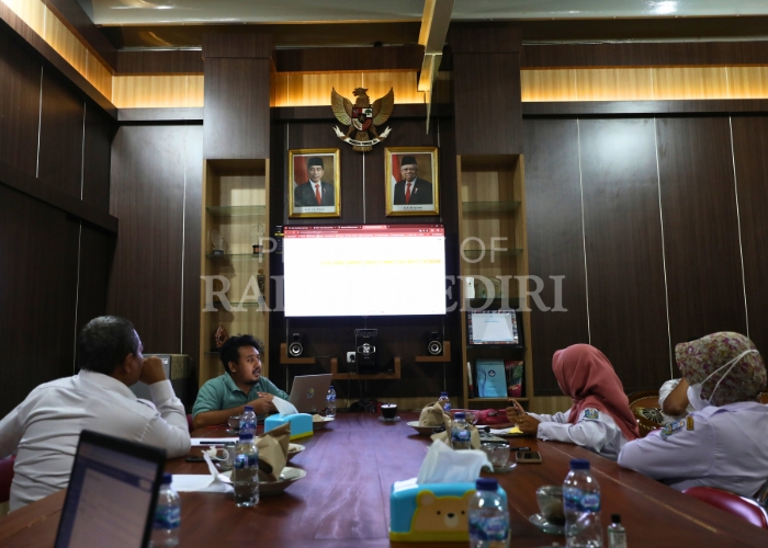 TELITI: Tim PPDB SMAN 2 Kota Kediri memverifikasi berkas para pendaftar. Untuk peserta jalur prestasi hasil lomba, panitia banyak mendapati piagam yang tidak sesuai ketentuan dan langsung dicoret.