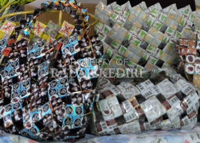 Tas anyaman dari bungkus kopi sachet bekas.