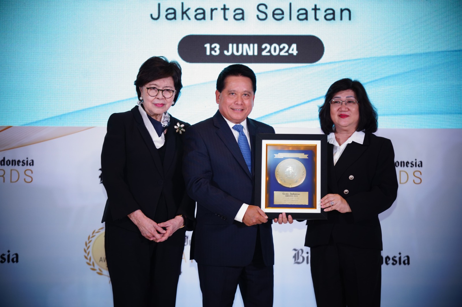 PRESTASI HEBAT: Direktur Utama Bank Syariah Indonesia Hery Gunardi (tengah)  saat menerima penghargaan sebagai CEO of The Year.