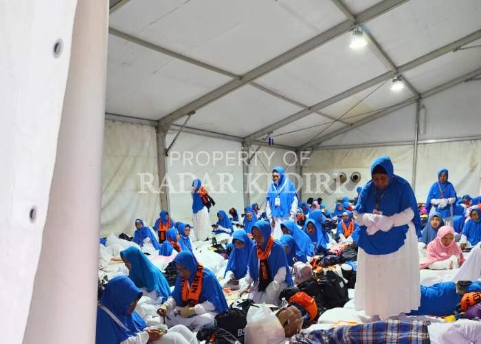 CUACA PANAS: Jemaah haji Kabupaten Kediri melakukan wukuf dari tenda di padang&nbsp;Arafah&nbsp;kemarin.
