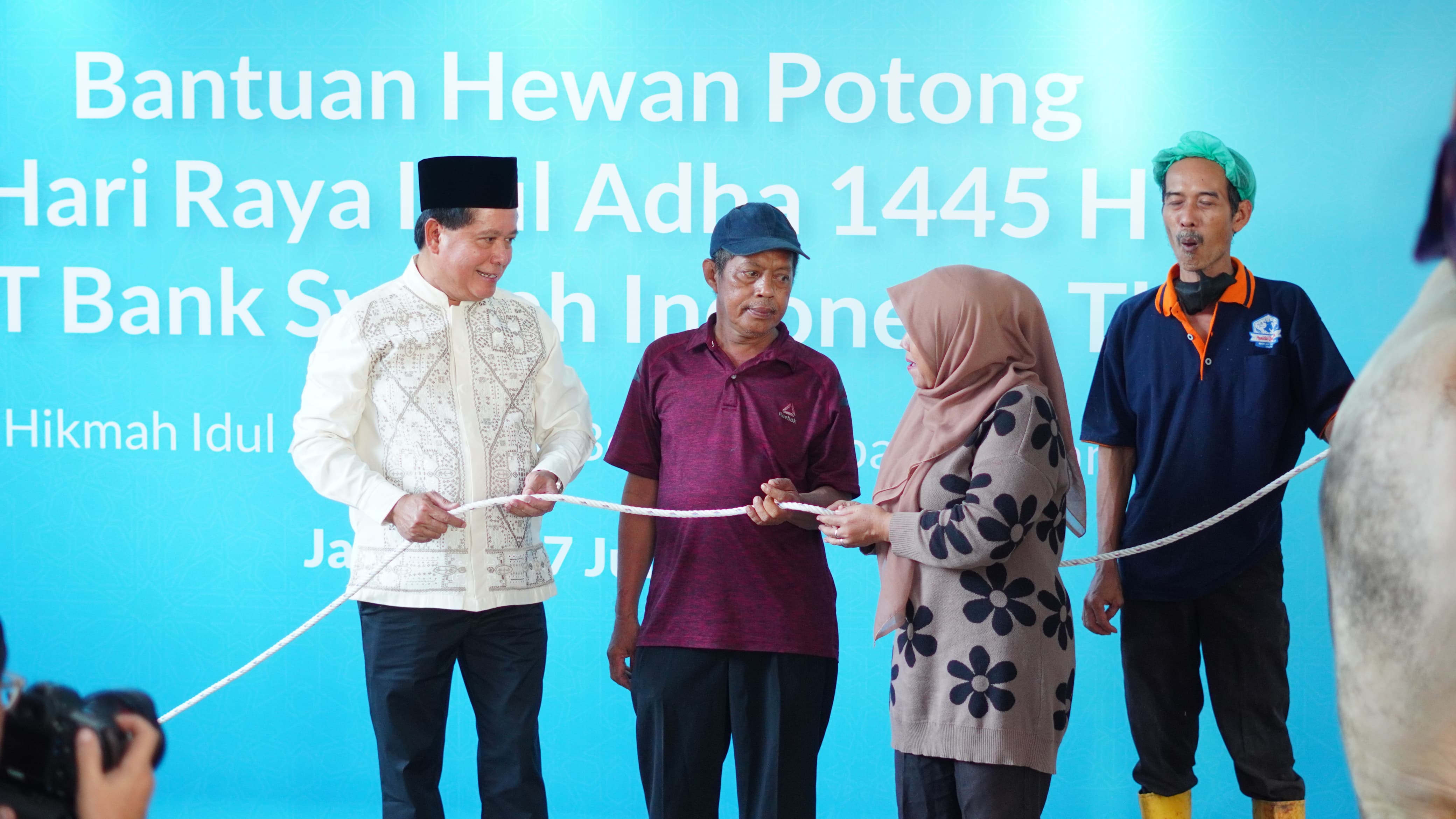 KURBAN: Direktur Utama BSI Hery Gunardi (kiri) menyerahkan secara simbolik hewan potong kepada duafa di Jakarta (17/6).