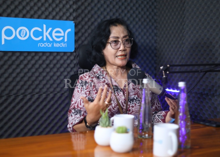 TANGGUH: Direktur UT Malang Lilik Sulistyowati saat mengisi podcast di kantor Jawa Pos Radar Kediri pada Sabtu (15/6) lalu.