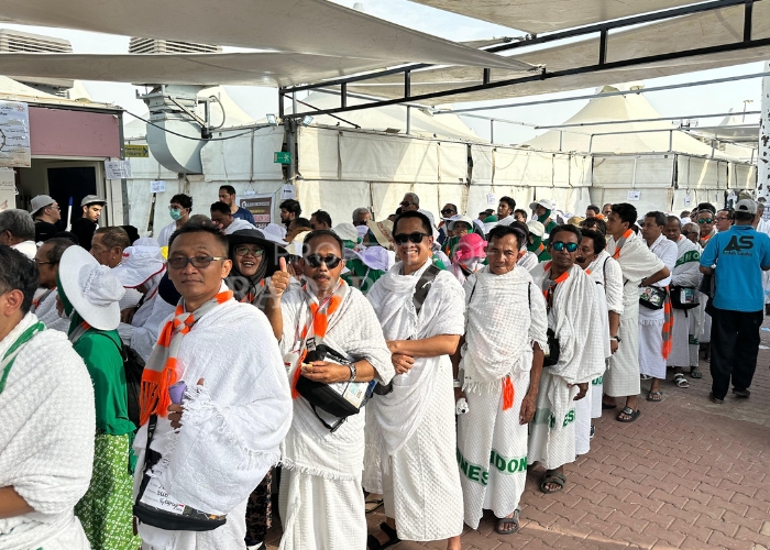 TAHALUL: Jemaah antre melakukan pemotongan rambut usai melakukan lempar jumrah di Mina, Arab Saudi kemarin.