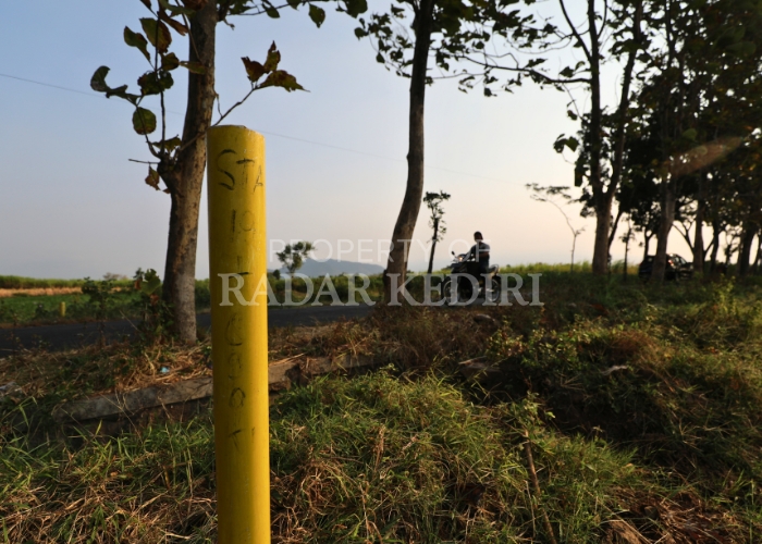 KEBERATAN: Patok Tol berdiri kokoh di Desa Ngablak, Kecamatan Banyakan.