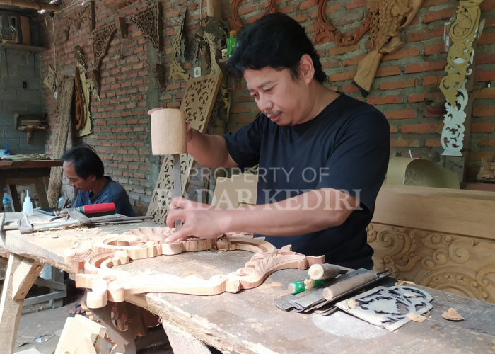 PRESISI: M. Sugianto alias Mohak mengukir kayu di workshopnya