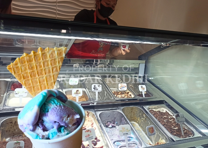 SEGAR: Karyawan Gerai Bli Puthu Gelato menyajikan varian rasa strawberry dan hazelnut praline pesanan konsumen.