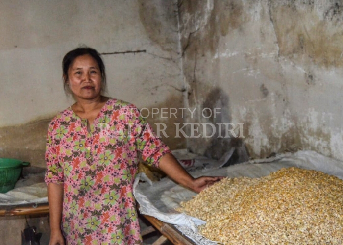 PRODUKTIF: Suminten memperlihatkan kedelai yang menjadi bahan utama usahanya.